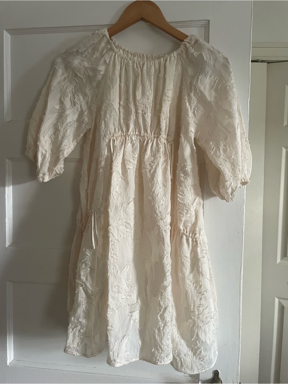 Zara Girls' Cream/ecru lacy appliqué Dress
Sz 11-12
EUC